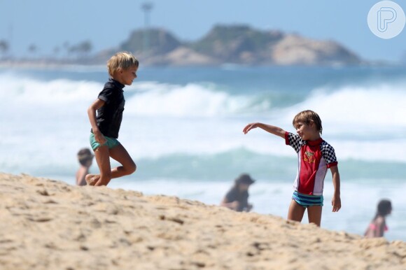 Filhos de Fernanda Lima e Rodrigo Hilbert, João e Francisco, curtem dia de praia no Rio