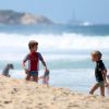 João e Francisco, filhos de Fernanda Lima e Rodrigo Hilbert, se divertem em praia do Rio