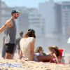 Rodrigo Hilbert faz alongamento em tarde de praia no Rio e curte sol com a mulher, Fernanda Lima
