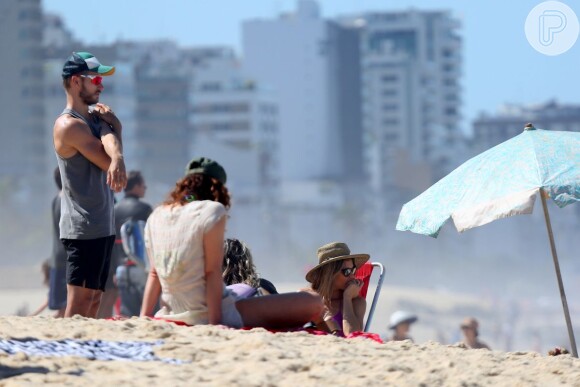 Fernanda Lima e Rodrigo Hilbert curtem dia de praia no Rio