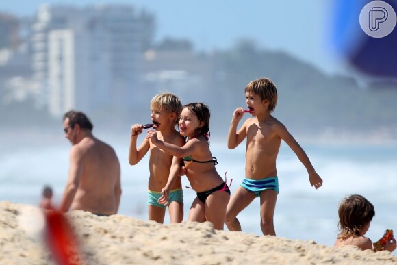 João e Francisco, filhos de Fernanda Lima e Rodrigo Hilbert, tomam sorvete em praia no Rio