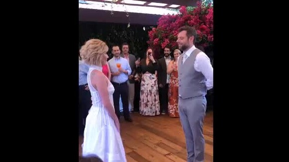 Luiza Possi e o noivo, Cris Gomes, dançam valsa em casamento