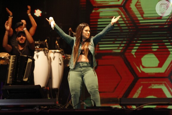 Simone se apresentou sozinha no Canta Niterói, no Rio de Janeiro