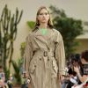 Looks utilitários nas passarelas do verão 2019 da Semana de Moda de Paris: a Valentino trouxe um clássico trench coat para o verão
