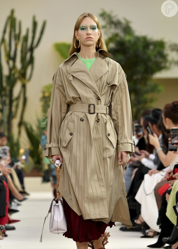 Looks utilitários nas passarelas do verão 2019 da Semana de Moda de Paris: a Valentino trouxe um clássico trench coat para o verão