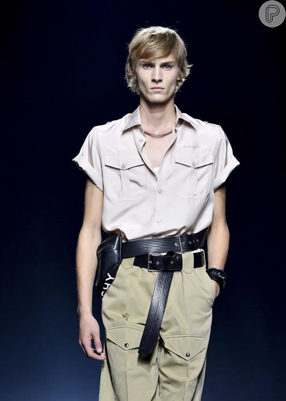 Looks utilitários nas passarelas do verão 2019 da Semana de Moda de Paris: cargo e pochete chique no look da Givenchy
