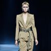 Looks utilitários nas passarelas do verão 2019 da Semana de Moda de Paris: look da Givenchy traz calça cargo e cinto de corda
