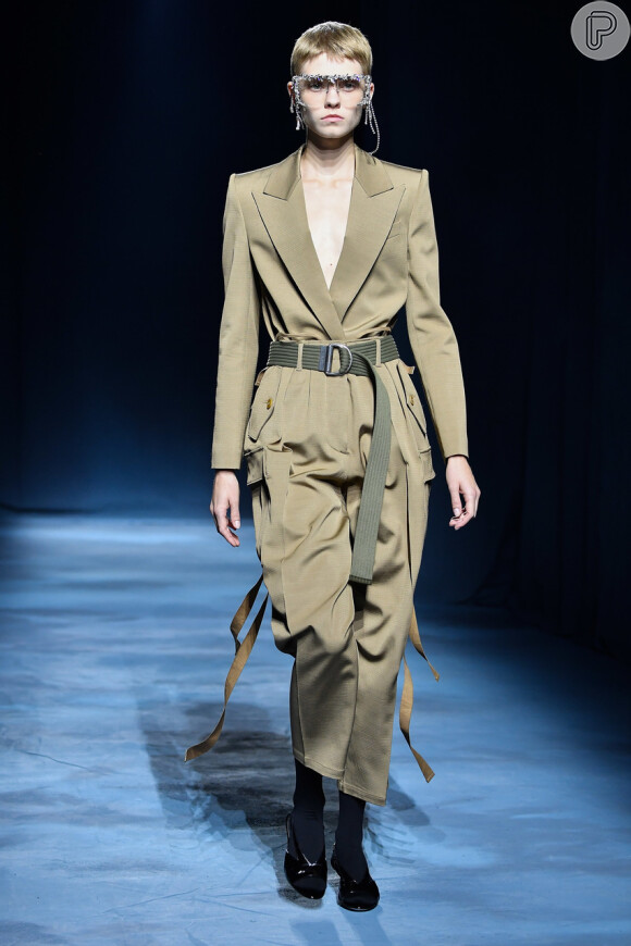 Looks utilitários nas passarelas do verão 2019 da Semana de Moda de Paris: look da Givenchy traz calça cargo e cinto de corda