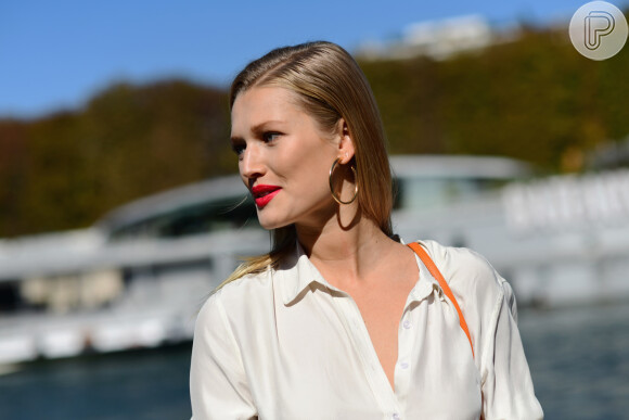 A argola é tendência e apareceu nos looks de street style na Semana de Moda de Paris, que apresentou as trends para o verão 2019