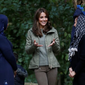 Kate Middleton escolheu uma produção casual com quê esportivo para o dia ao ar livre