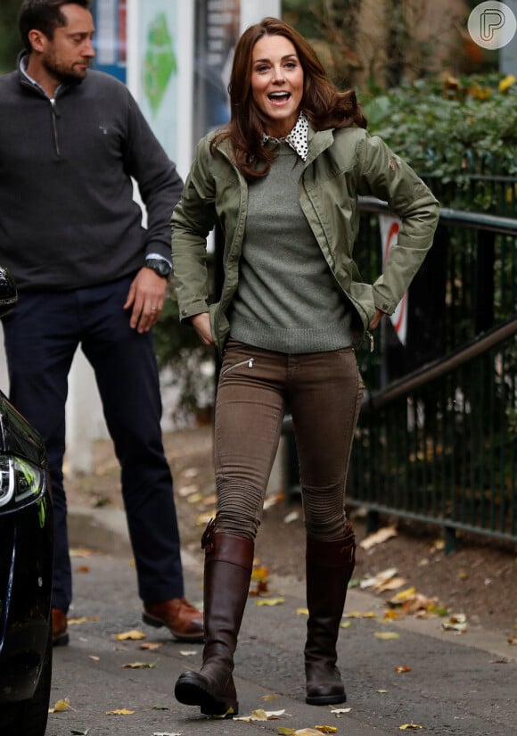Kate Middleton combinou uma calça jeans Zara, bota que tem há 14 anos, uma jaqueta e suéter oliva