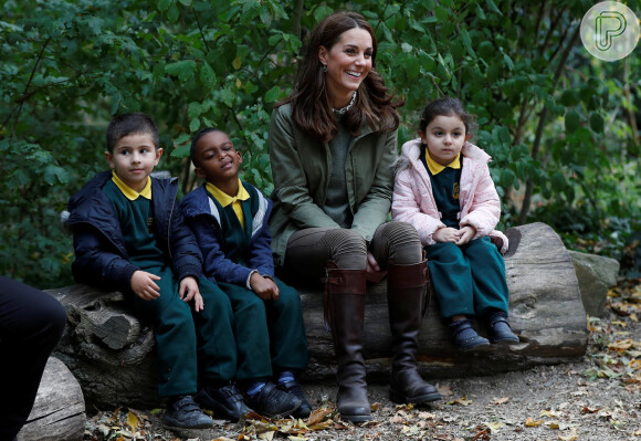 Kate Middleton alegra estudantes em primeiro evento após 3º filho nesta terça-feira, dia 02 de outubro de 2018