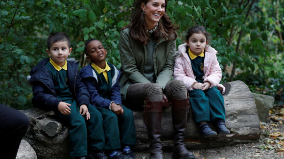 Kate Middleton alegra estudantes em primeiro evento após 3º filho. Ao look!