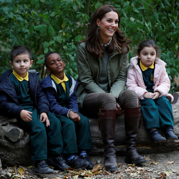 Kate Middleton alegra estudantes em primeiro evento após 3º filho nesta terça-feira, dia 02 de outubro de 2018