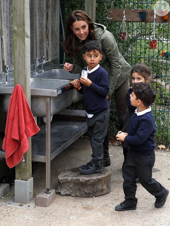 Kate Middleton brinca com crianças durante evento em Paddington