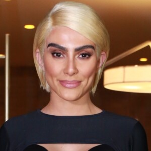 Calça de couro e body decotado foram as apostas de Cleo