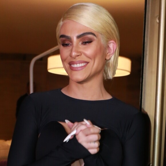 Cleo comemora aniversário de 36 anos com lace loira e look total black no LSH Lifestyle Hotels, na Praia da Barra da Tijuca, na Zona Oeste do Rio de Janeiro, na noite desta terça-feira, 2 de outubro de 2018