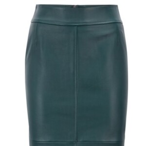 Meghan Markle apostou em saia midi de couro da Hugo Boss, de US$ 595 (r$ 2,2 mil), na passagem por Sussex