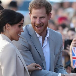 Meghan Markle e príncipe Harry conversaram com o público durante a passagem por Sussex