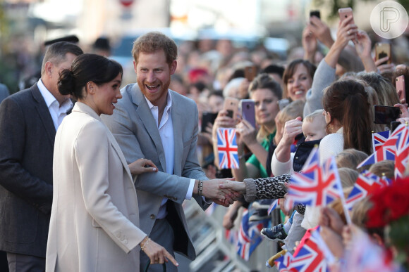 Meghan Markle e príncipe Harry conversaram com o público durante a passagem por Sussex