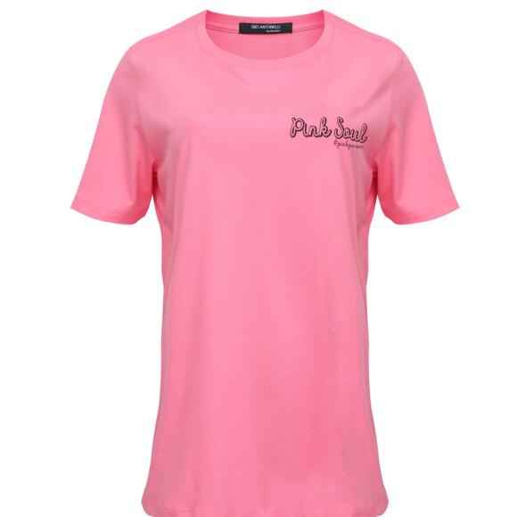 'Alto astral', avalia Giovanna Antonelli sobre linha de peças em prol de Outubro Rosa