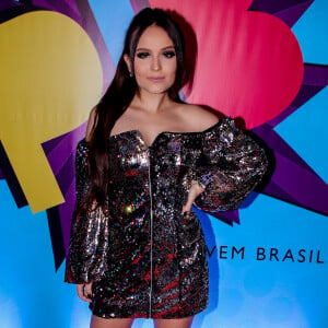 Larissa Manoela usou vestido paetê ombro a ombro Fabiana Milazzo em premiação nesta quarta-feira, 4 de setembro de 2018