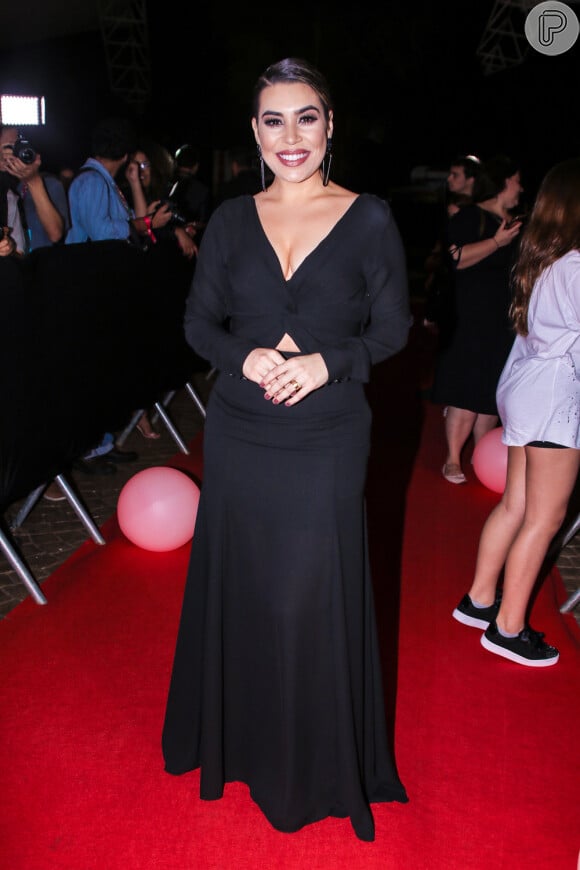 Naiara Azevedo usou vestido longo preto na 17ª edição Prêmio Jovem Brasileiro 2018
