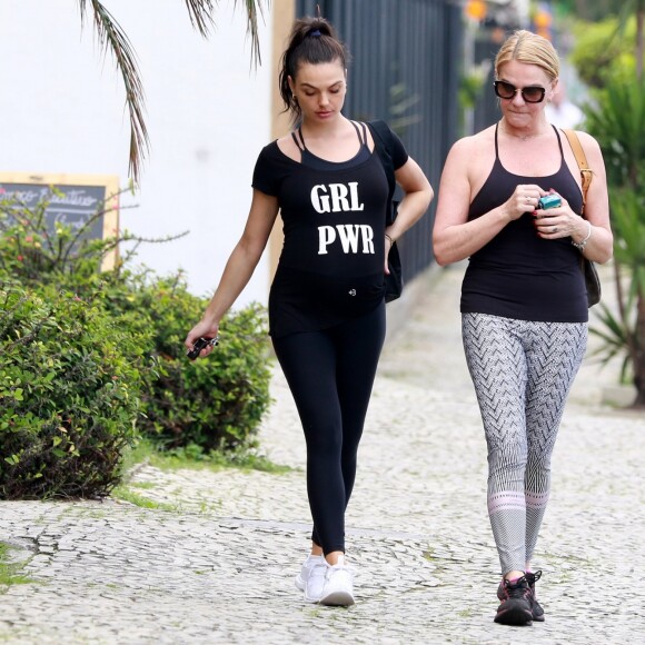 Isis Valverde foi fotografada ao lado da mãe no Rio de Janeiro nesta quarta-feira, 3 de outubro de 2018