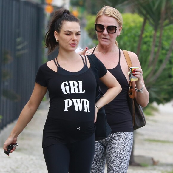 Isis Valverde e a mãe foram clicadas nesta quarta-feira, 3 de outubro de 2018