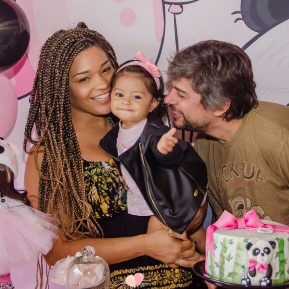 Yolanda, filha de Juliana Alves e Ernani Nunes, ganhou uma festa com tema de urso Panda 