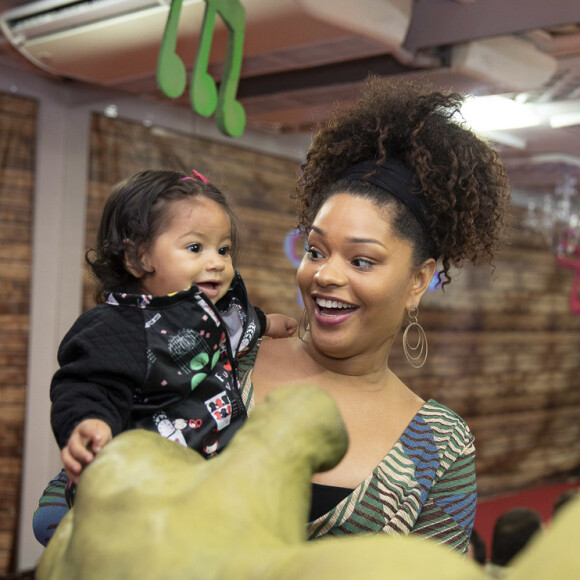 Yolanda, filha de Juliana Alves, ficou encantada com os personagens dos Vingadores em aniversário de Antônio, herdeiro de Luma Costa