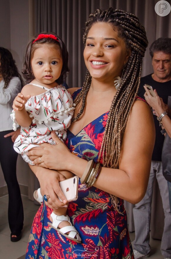 Filha de Juliana Alves, Yolanda posou no colo da atriz no aniversário de Aline Dias