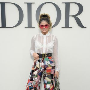 Thássia Naves usou uma calça de Patchwork de cintura alta e ultracolorida no desfile da Dior, em Paris