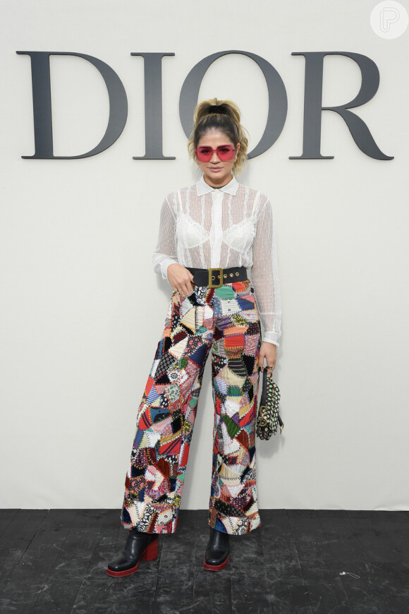 Thássia Naves usou uma calça de Patchwork de cintura alta e ultracolorida no desfile da Dior, em Paris