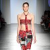 No desfile da grife Global Fashion Collective II, na Semana de Moda de Nova York, a calça de retalhos apareceu com tons de vermelho, preto, verde e branco