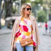 O patchwork também apareceu multicolorido em tons alegres para o verão no street wear de Milão, durante a Fashion Week italiana