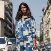 O macacão jeans de patchwork promete ser tendência em eventos glamourosos e apareceu nas ruas de Milão durante a Semana de Moda italiana