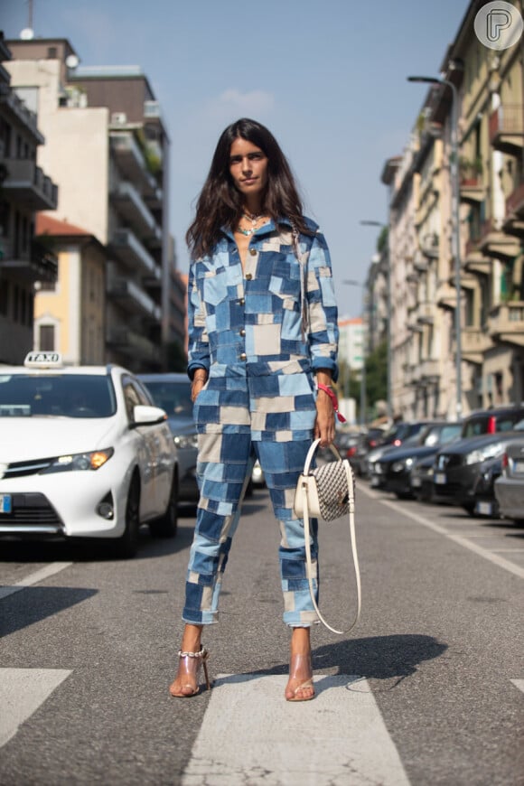 O macacão jeans de patchwork promete ser tendência em eventos glamourosos e apareceu nas ruas de Milão durante a Semana de Moda italiana