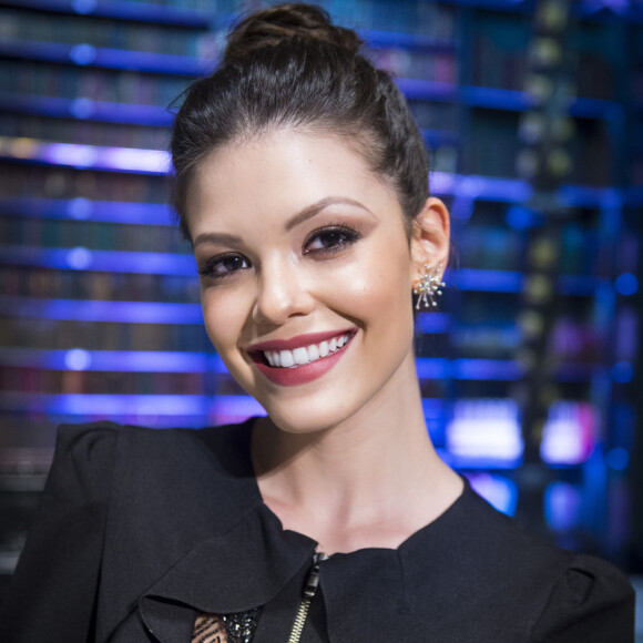 Vitória Strada faz treino programado para manter a saúde, tônus muscular e postura alinhada com personagens em novela