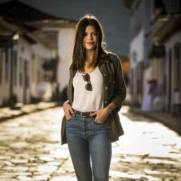 Vitória Strada interpreta a mocinha Cris na novela 'Espelho da Vida'