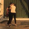 Maria Casadevall e Caio Castro se beijam pelas ruas do Rio de Janeiro