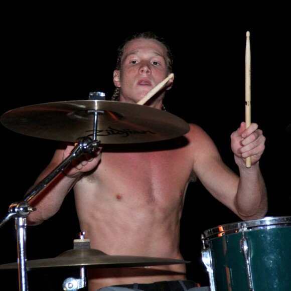 Pedro Novaes se despediu das madeixas longas com a ajuda do pai, Marcello Novaes