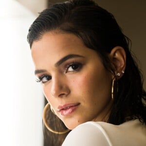 Bruna Marquezine, na França, mostra bastidores de nova tatuagem em vídeo compartilhado nesta sexta-feira, dia 05 de outubro de 2018