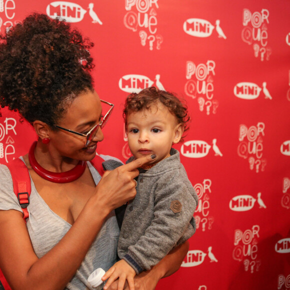 Sheron Menezzes curte espetáculo 'Por quê?' no Teatro Ipanema, na Zona Sul do Rio de Janeiro