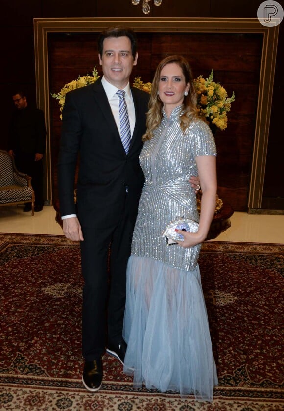 Celso Portiolli e a mulher, Suzana Marchi, foram juntos ao casamento da chef Beca Milano e o diretor Fernando Pelegio