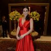 Nadja Haddad escolhe vestido vermelho longo para o casamento da chef Beca Milano e o diretor Fernando Pelegio