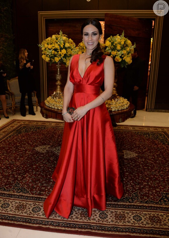 Nadja Haddad escolhe vestido vermelho longo para o casamento da chef Beca Milano e o diretor Fernando Pelegio