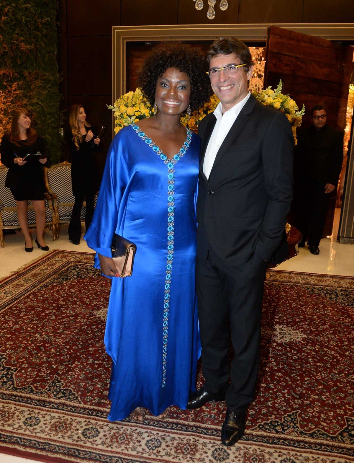 Foto Adriana Alves e o marido, Olivier Anquier, posam juntos no casamento da chef Beca Milano e Foto Adriana Alves e o marido, Olivier Anquier, posam juntos no casamento da chef Beca Milano e