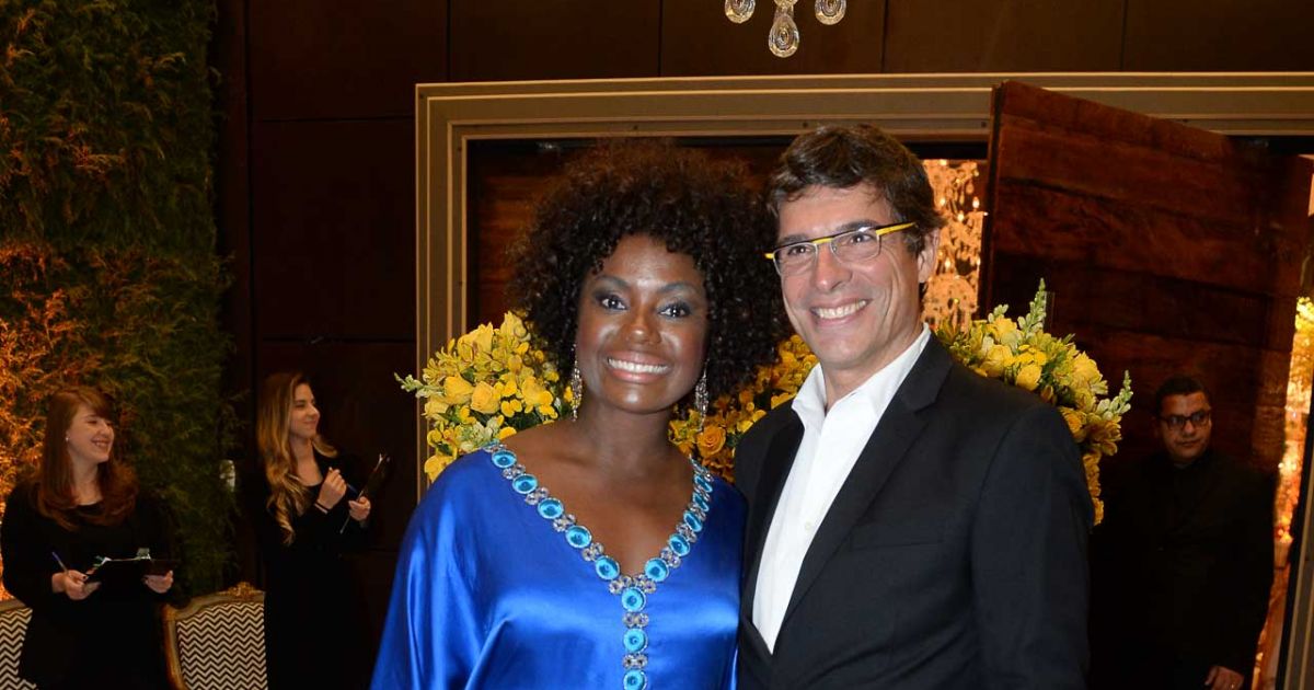 Adriana Alves e o marido, Olivier Anquier, posam juntos no casamento da chef Beca Milano e o