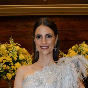Chris Flores foi madrinha de casamento da chef Beca Milano e o diretor Fernando Pelegio e usou um vestido assinado pelo estilista Lucas Anderi